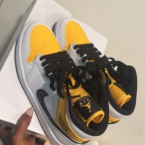 Nike air Jordan 1 mud yellow and black (never worn outside)